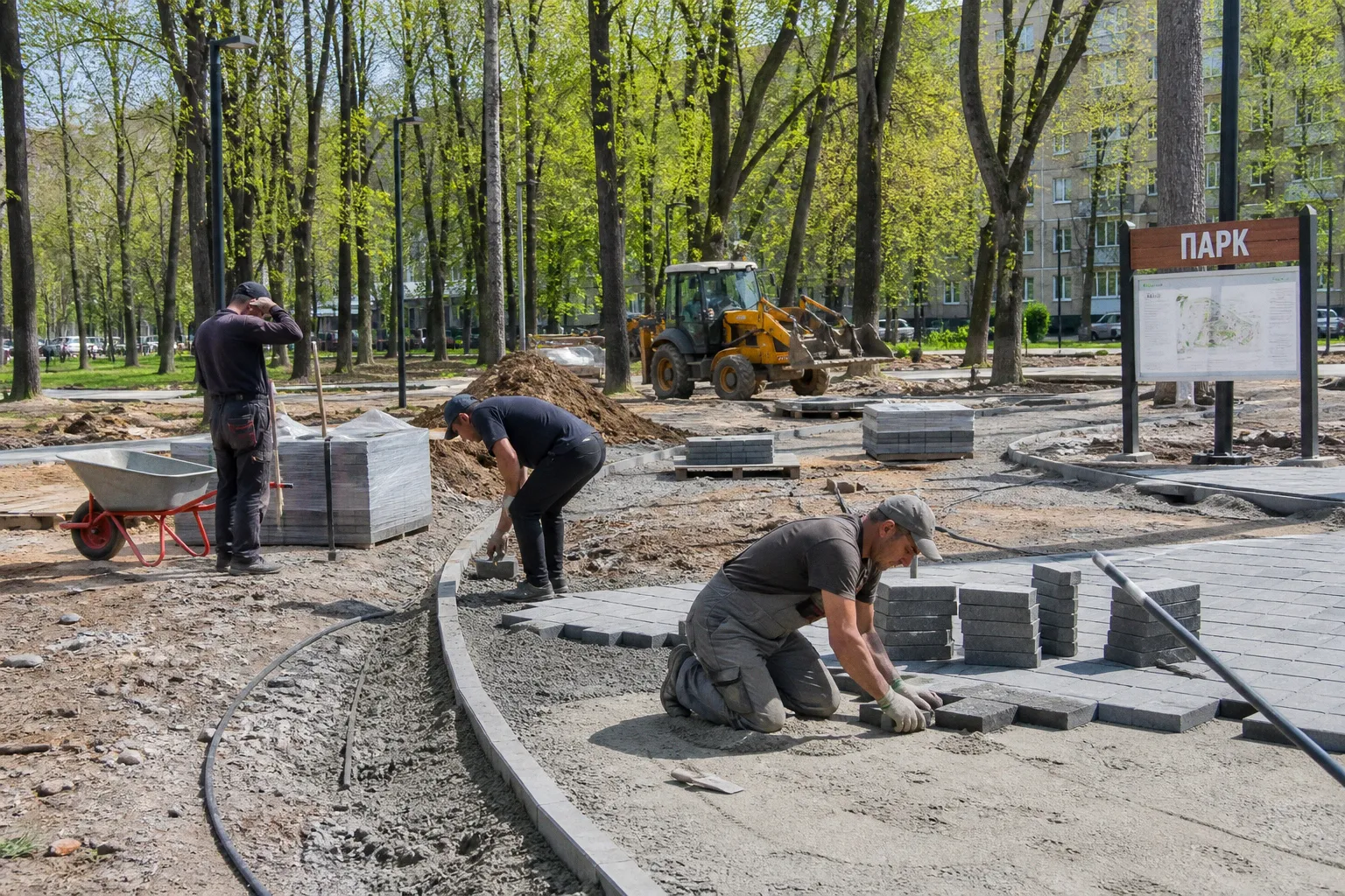 В шести районах Москвы реконструируют парки и скверы до конца 2026 года